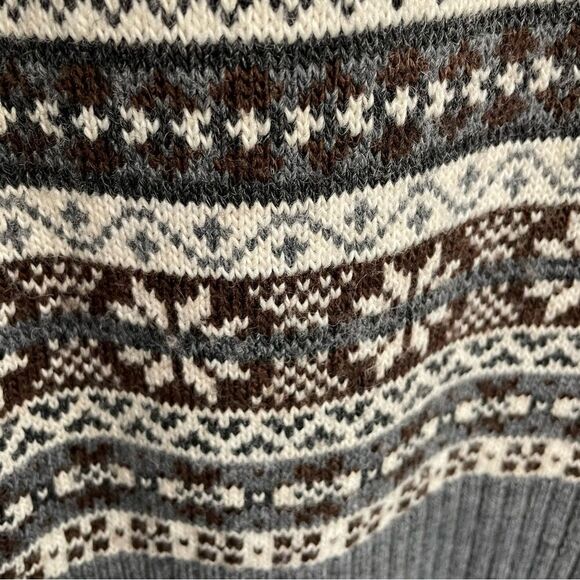 [l] Men’s Wool Blend Grey, Creme’ Red Snowflake Fair Isle Pattern V Neck Sweater - Picture 11 of 14